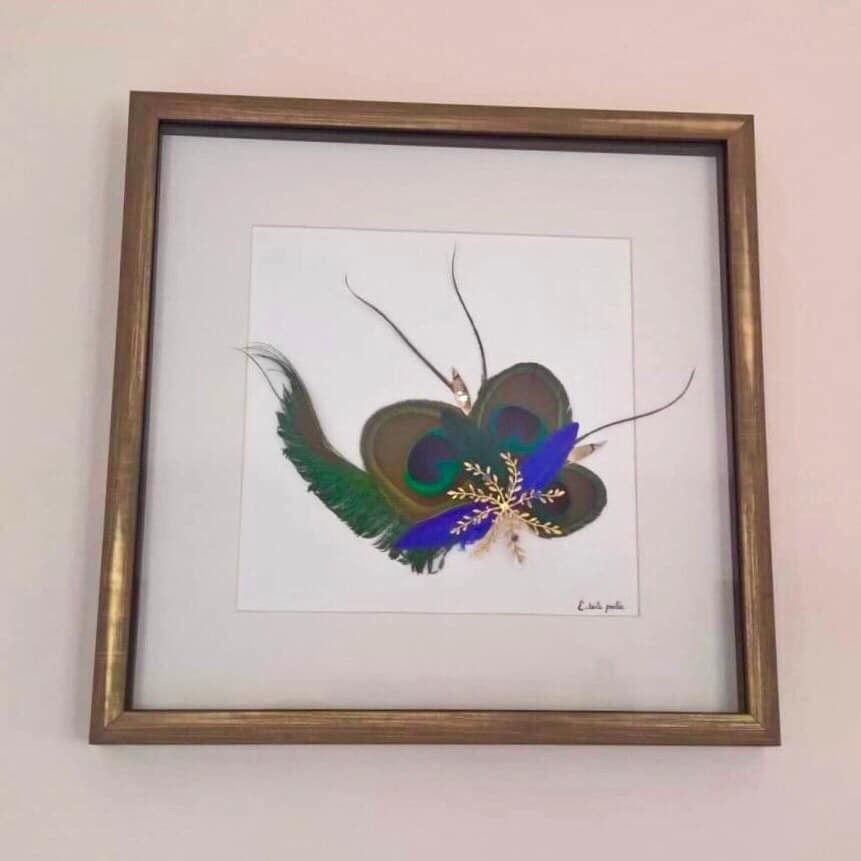 Cadre bijou mural plumes de paon et sa fleur en laiton