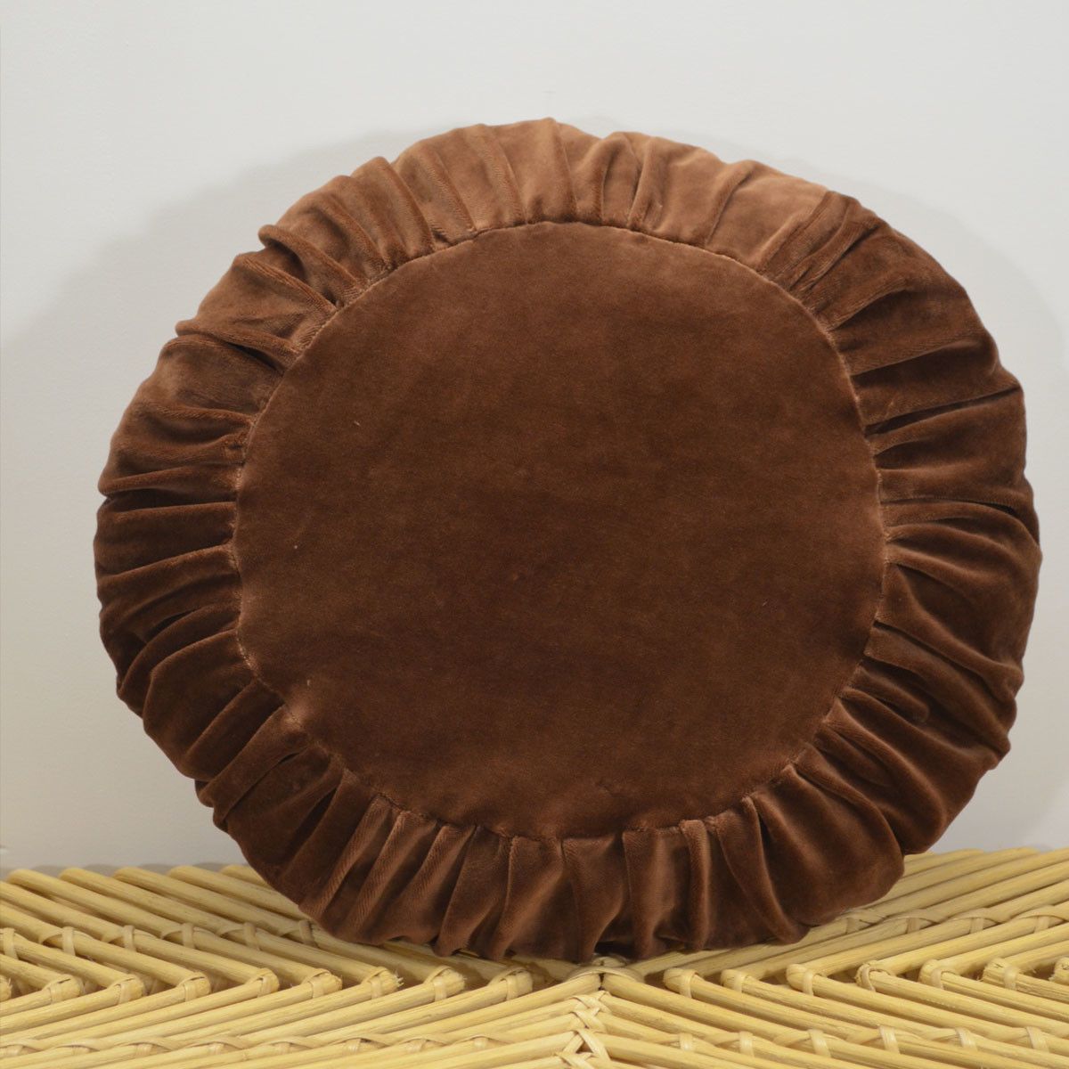 Coussin rond garni en velours plissé