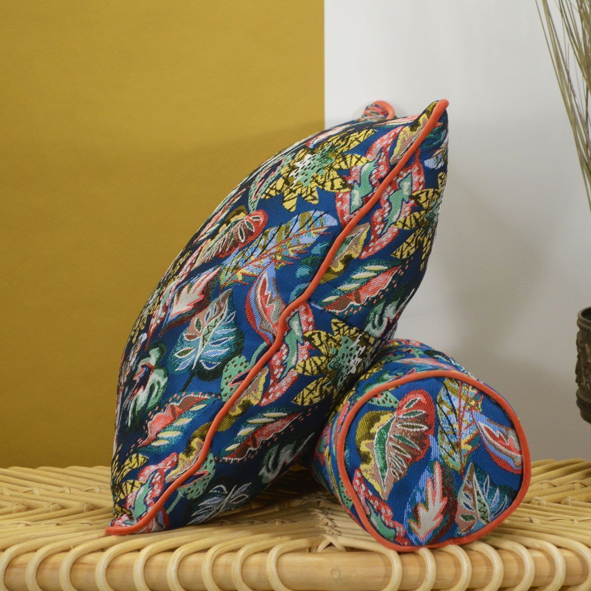 Lot d'un coussin et d'un traversin garnis