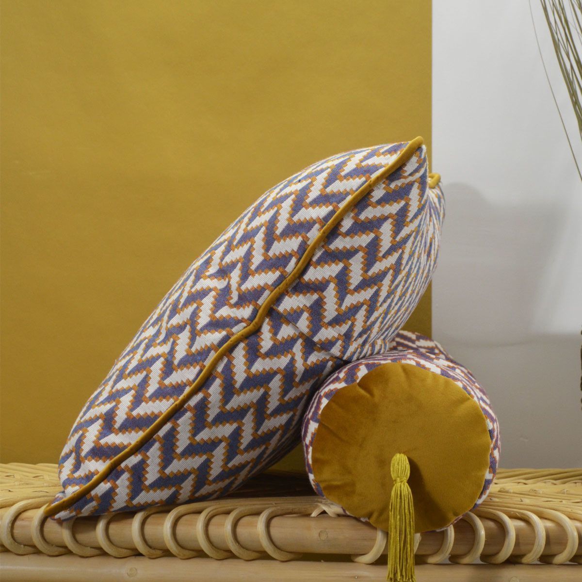 Lot d'un coussin et d'un traversin garnis