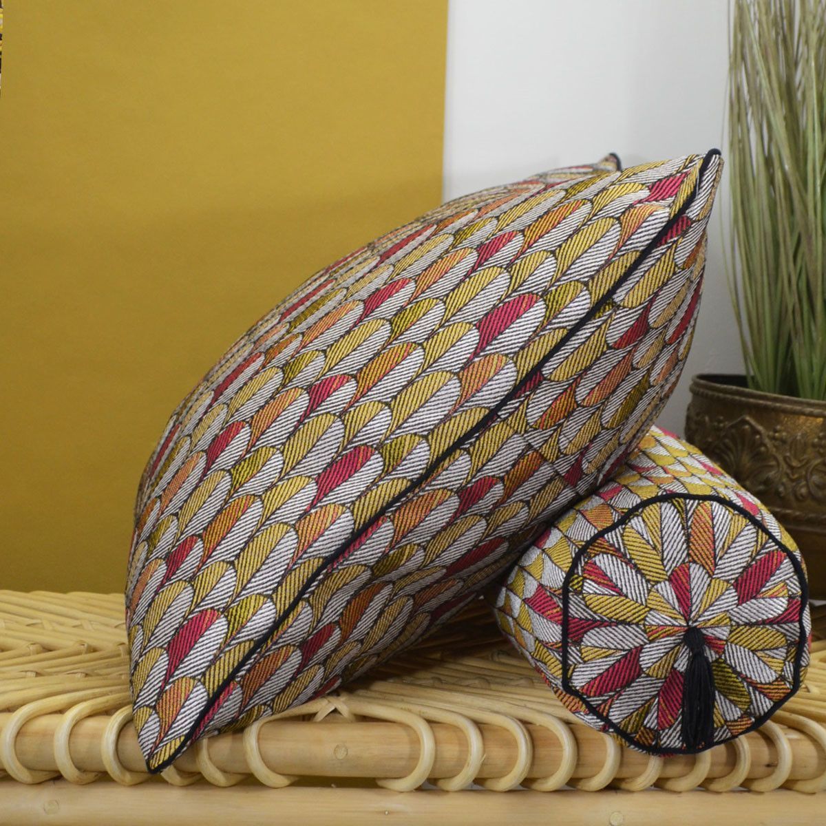 Lot d'un coussin et d'un traversin garnis