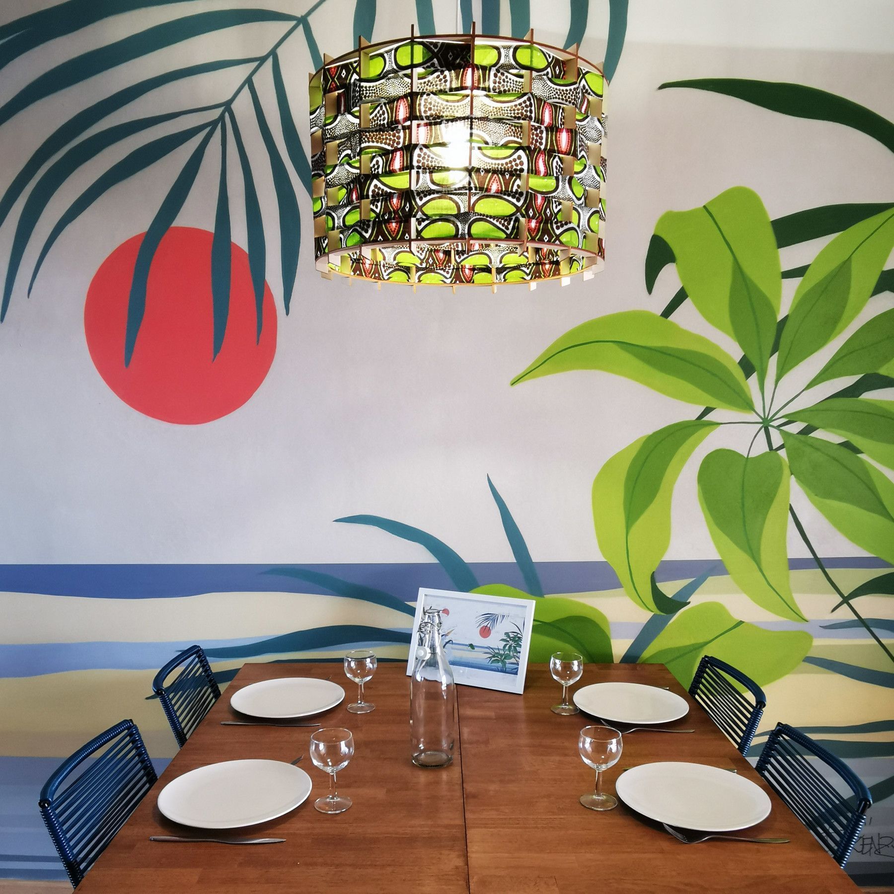 Monique - Suspension