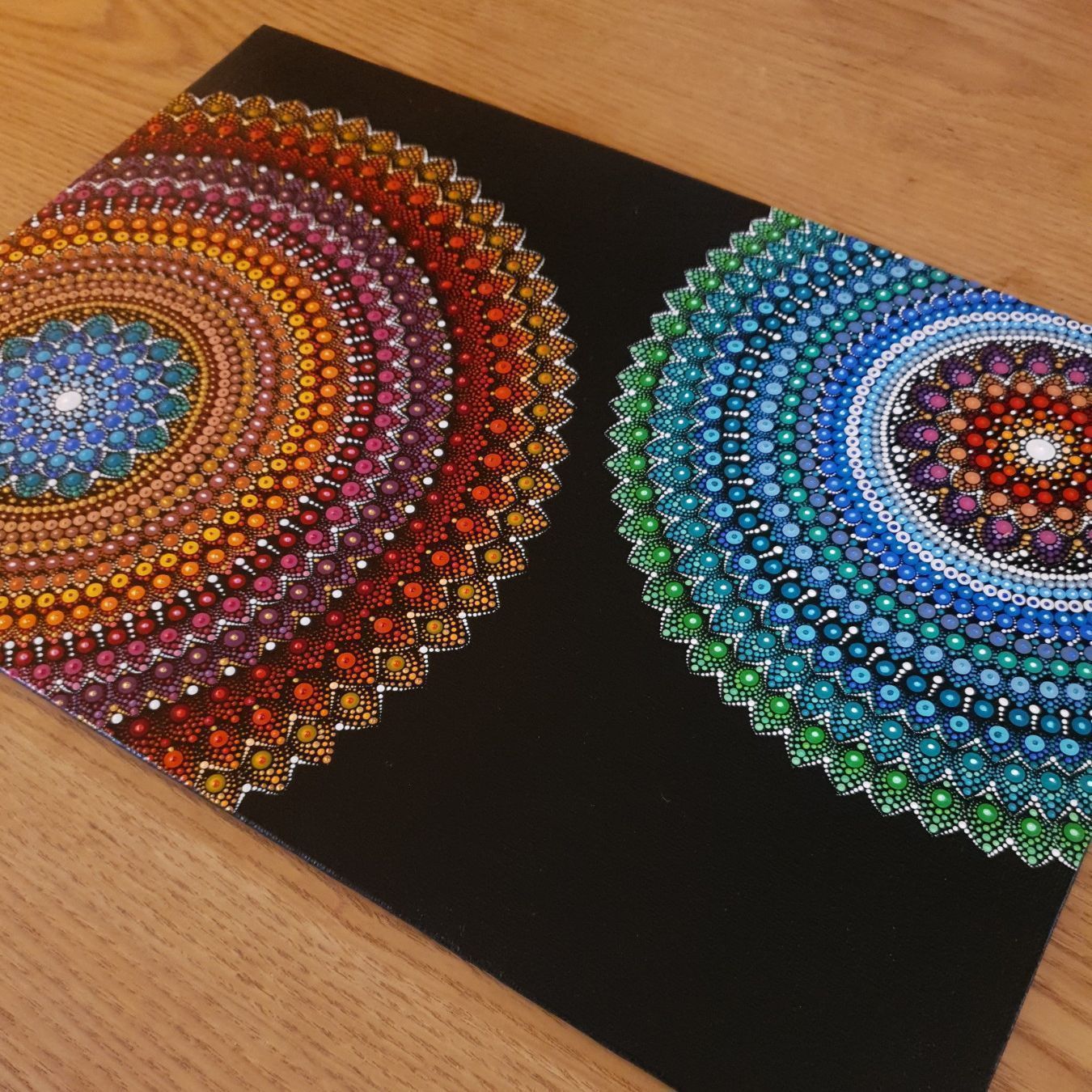 Tableau pointilliste deux mandalas