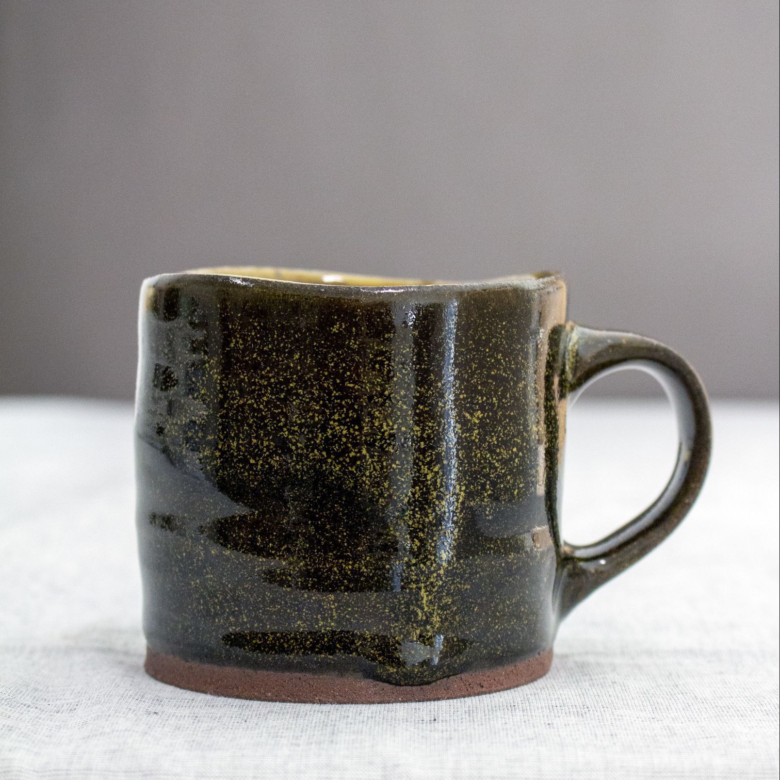 Mug en grès, émail poussière de thé