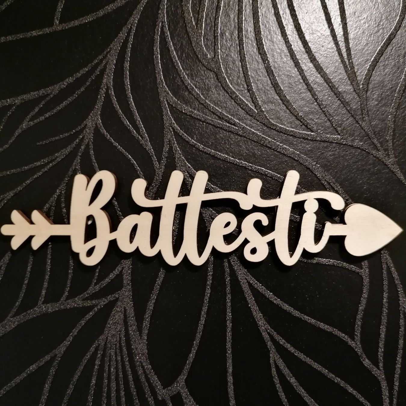 Nom de famille en bois - flèche coeur