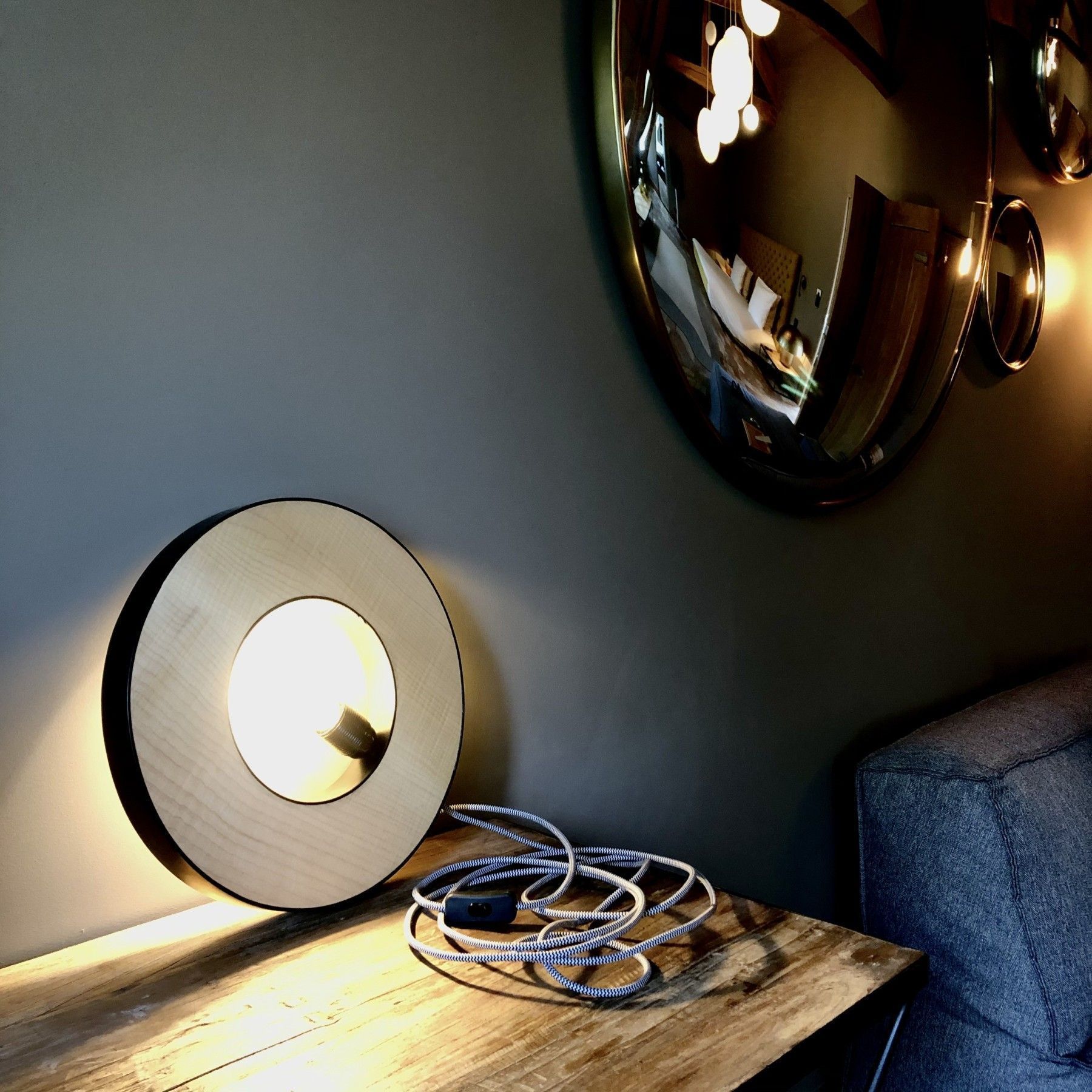 Lampe ronde en érable et cuir noir