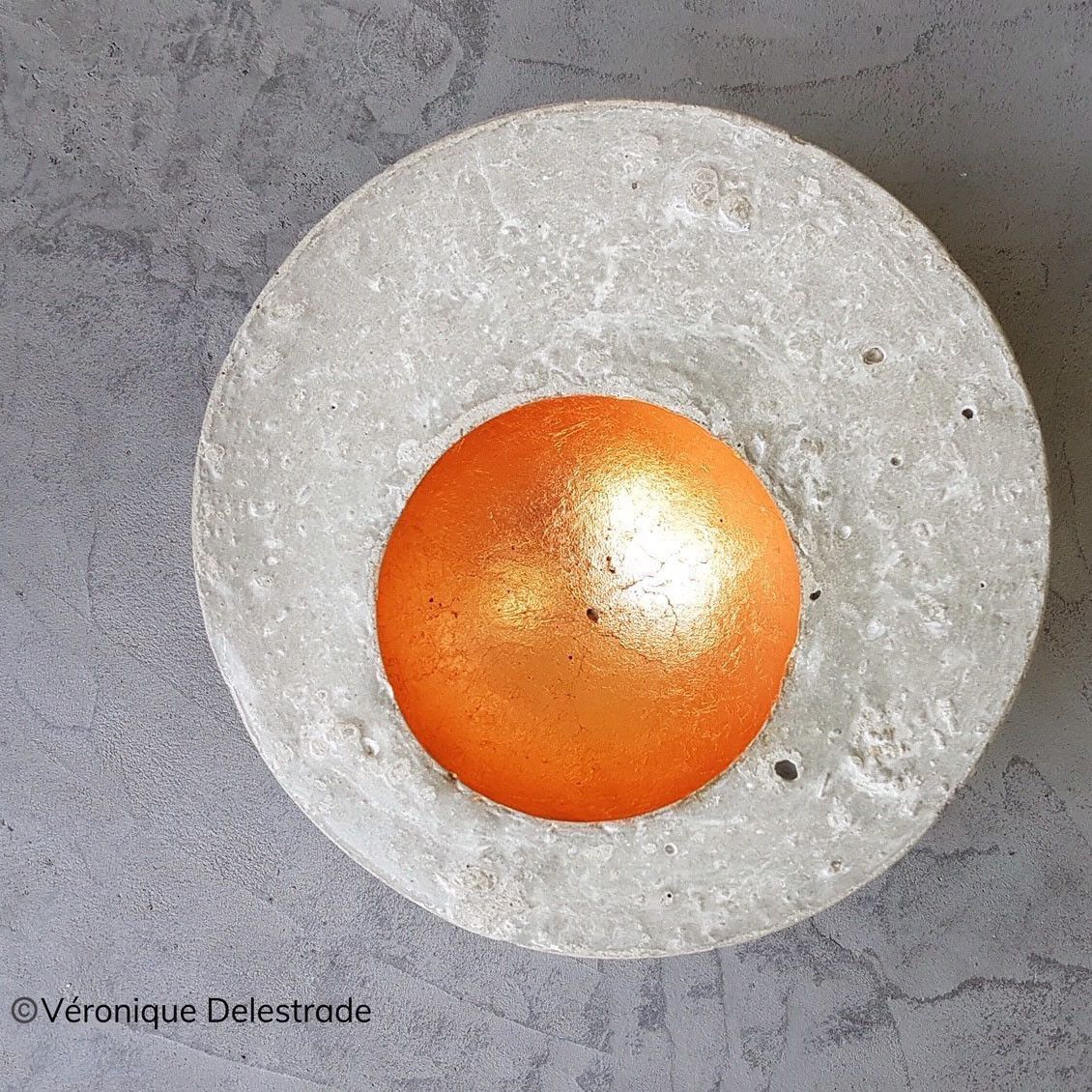 Coupe béton dorée à la feuille