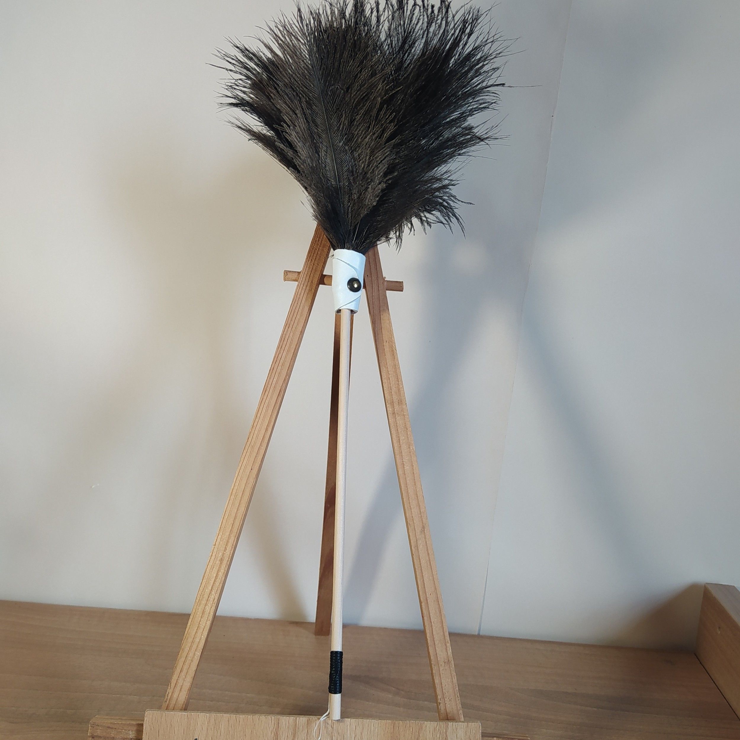 Lot de quatre plumeaux en plumes d'autruche Collection Topaze, Saphir, Sultan et Cristal