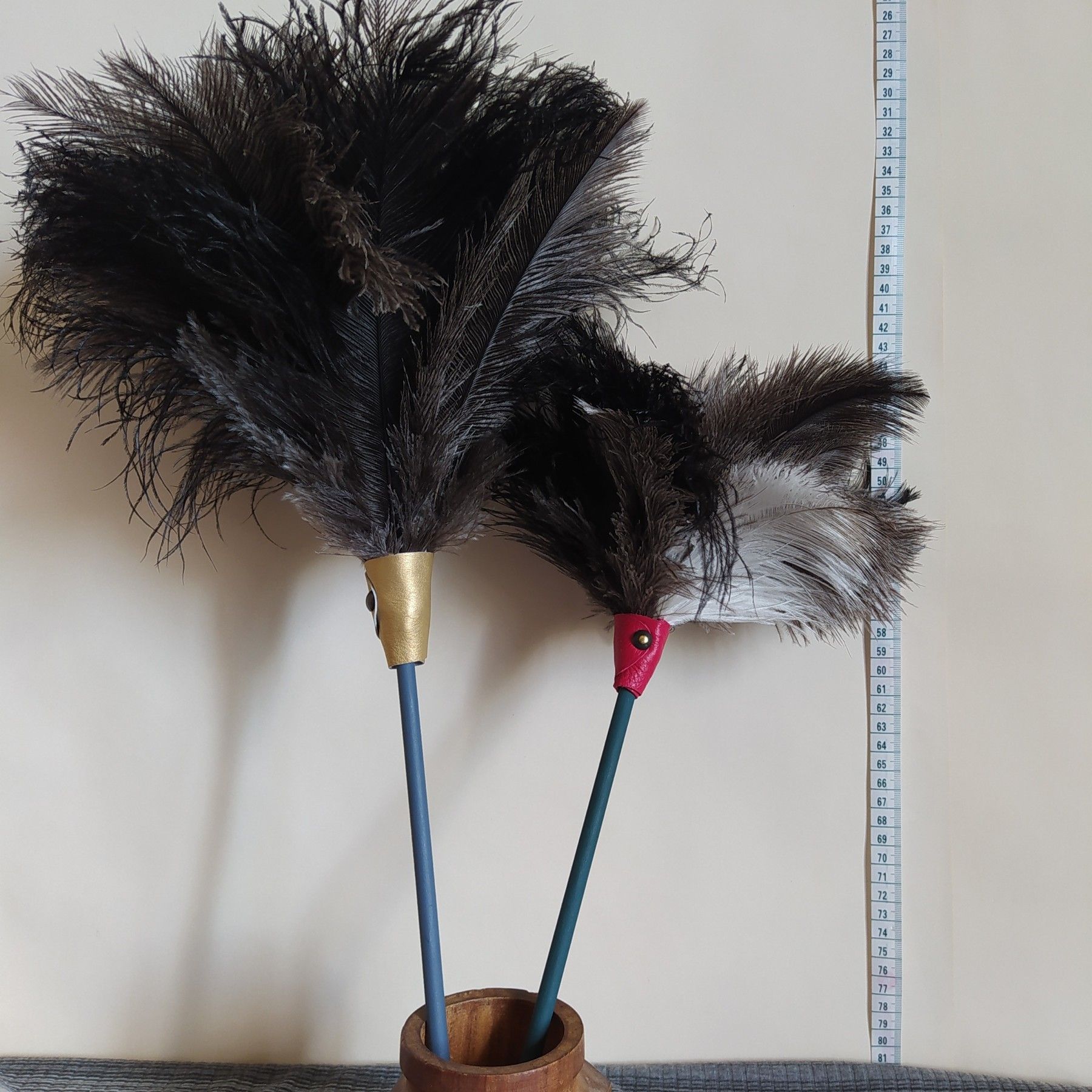 Lot de deux plumeaux en plumes d'autruche manches colorés, collection Saphir et Sultan