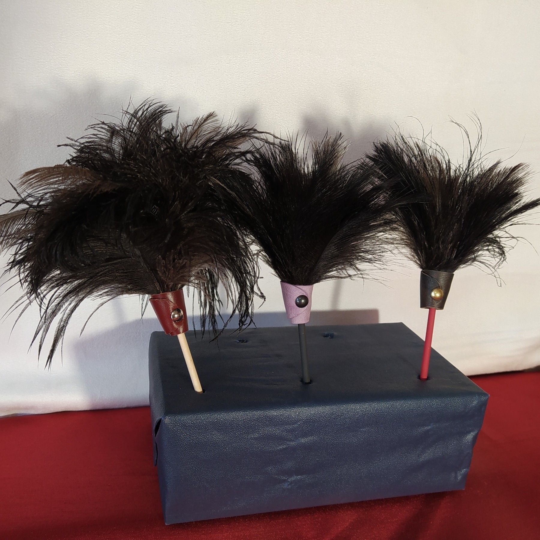 Lot de trois plumeaux en plumes d'autruche collection Topaze