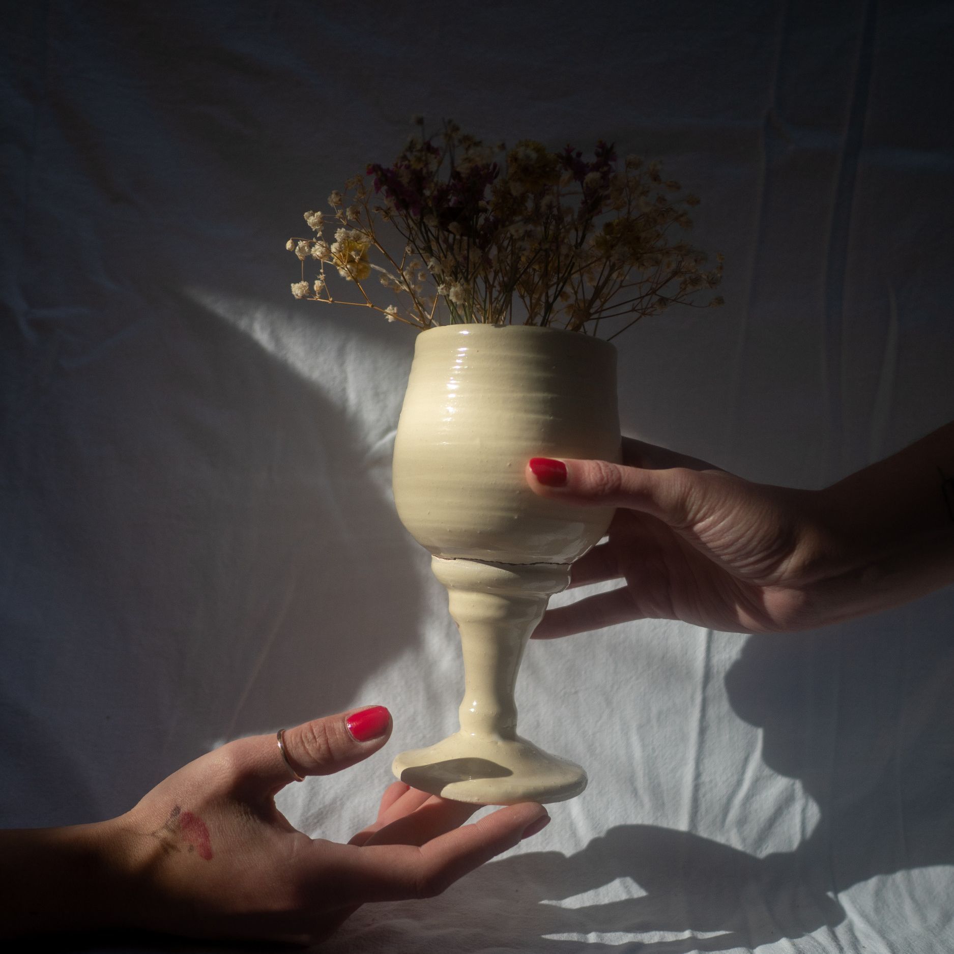 Coupe grège en faïence tournée.