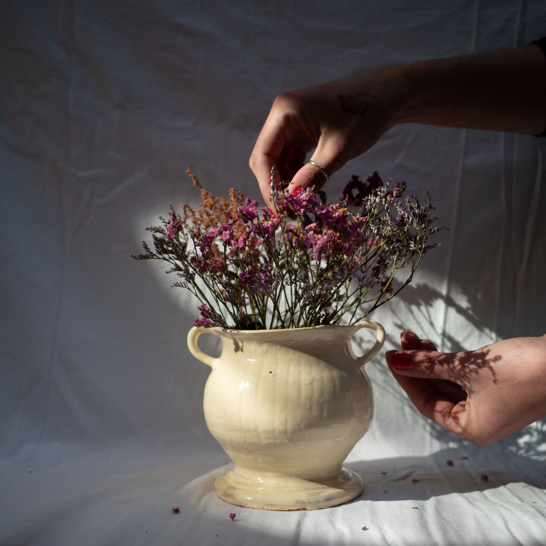Vase grège en faïence tournée.