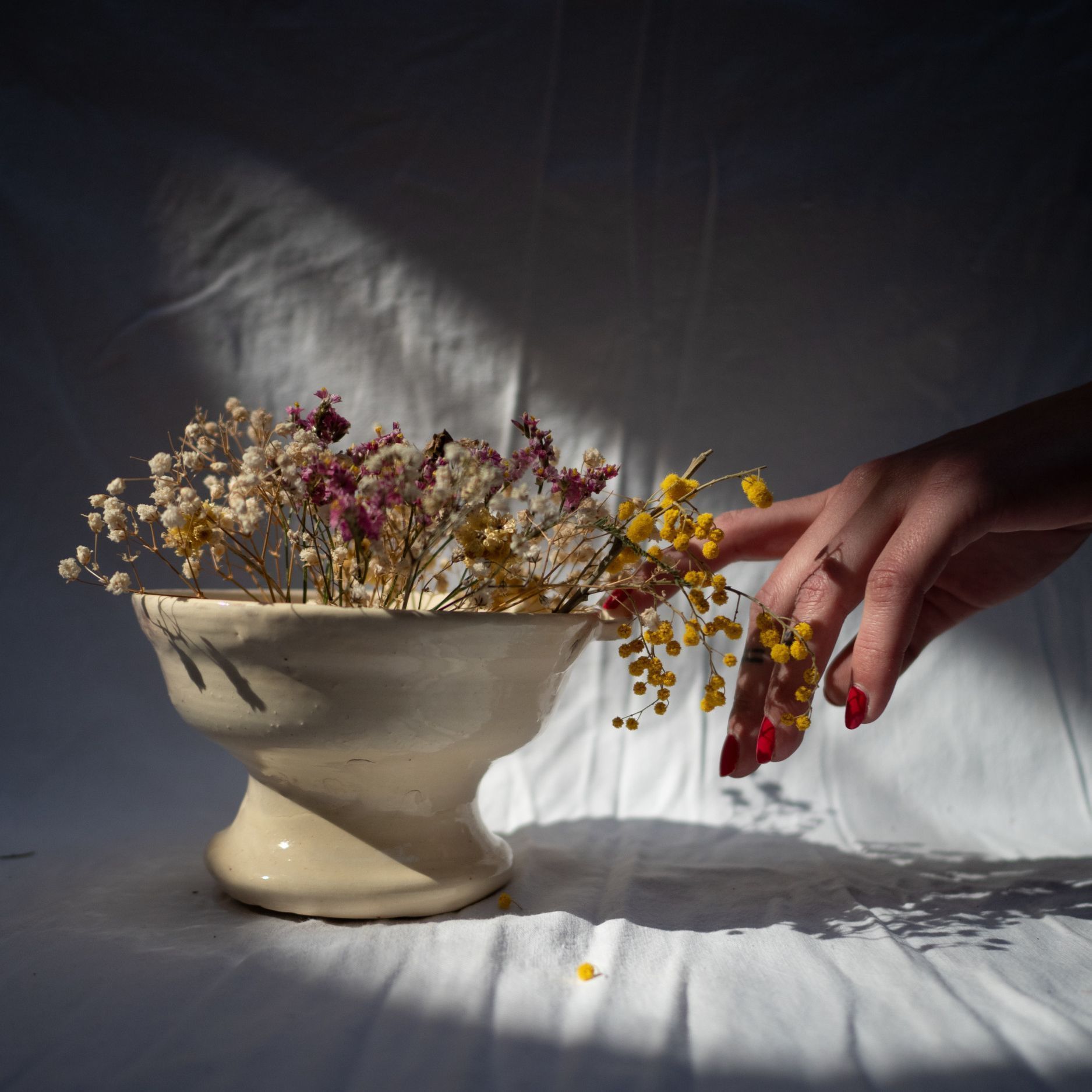 large coupe grège en faïence tournée.