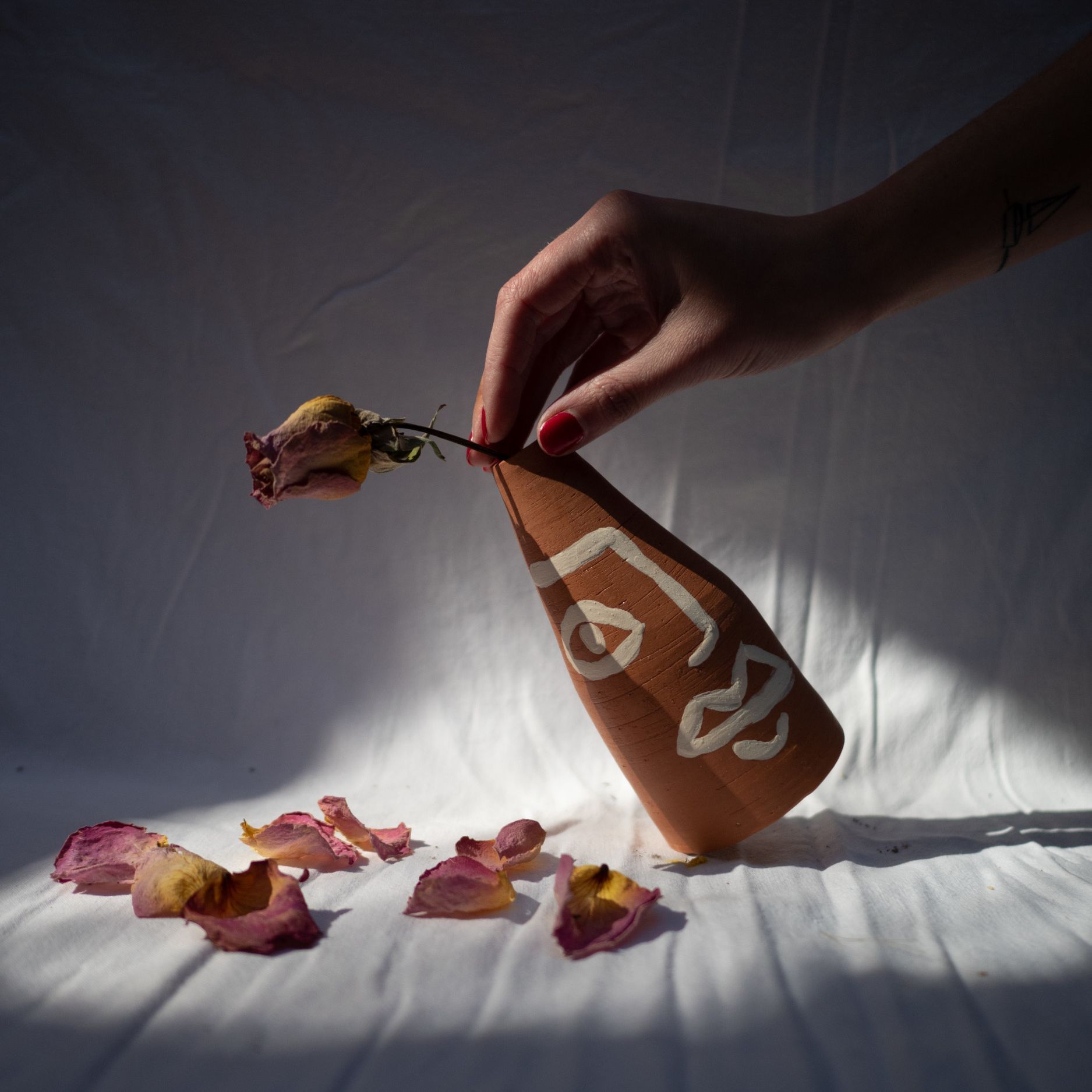 Petit vase en faïence brute tournée