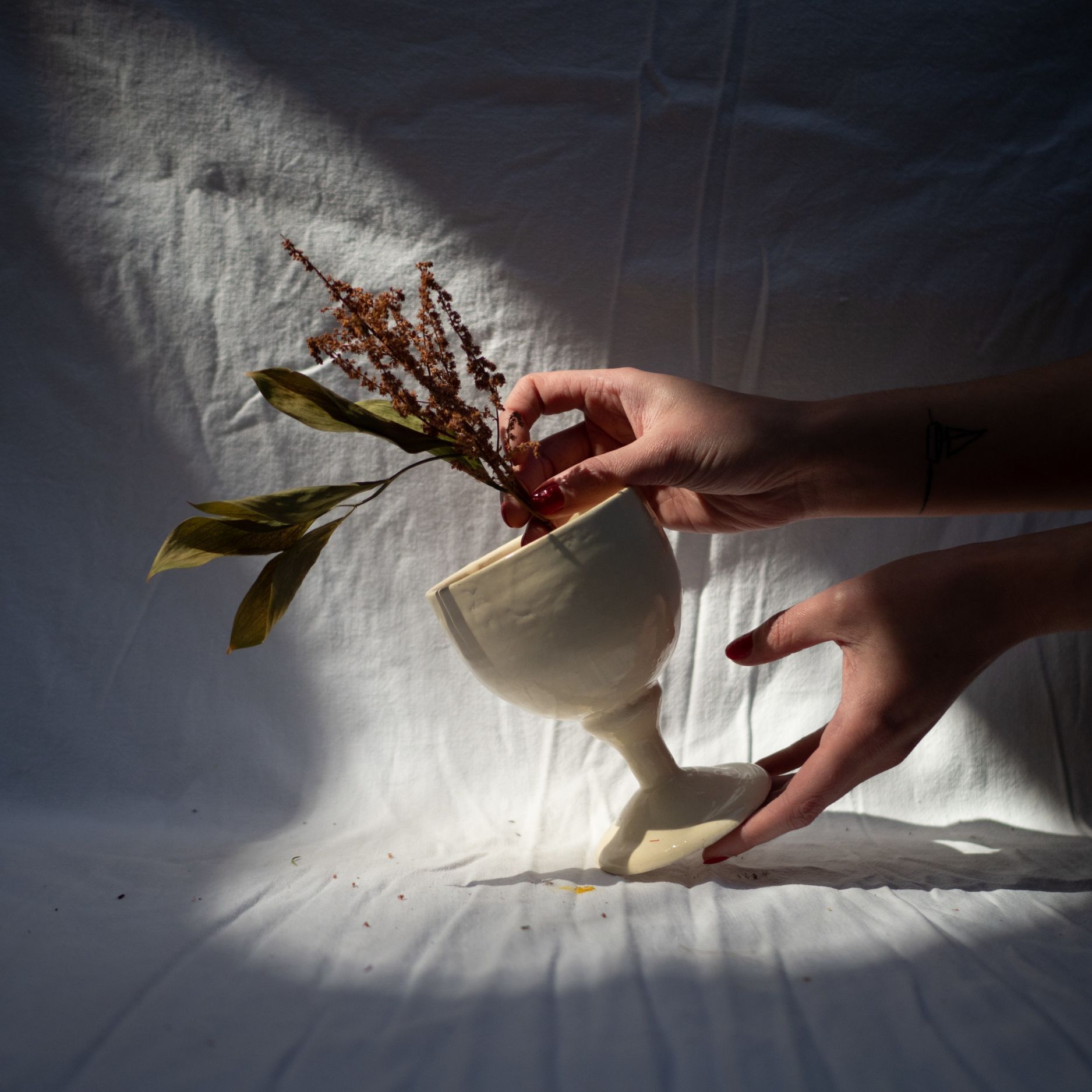 Coupe grège en faïence tournée.