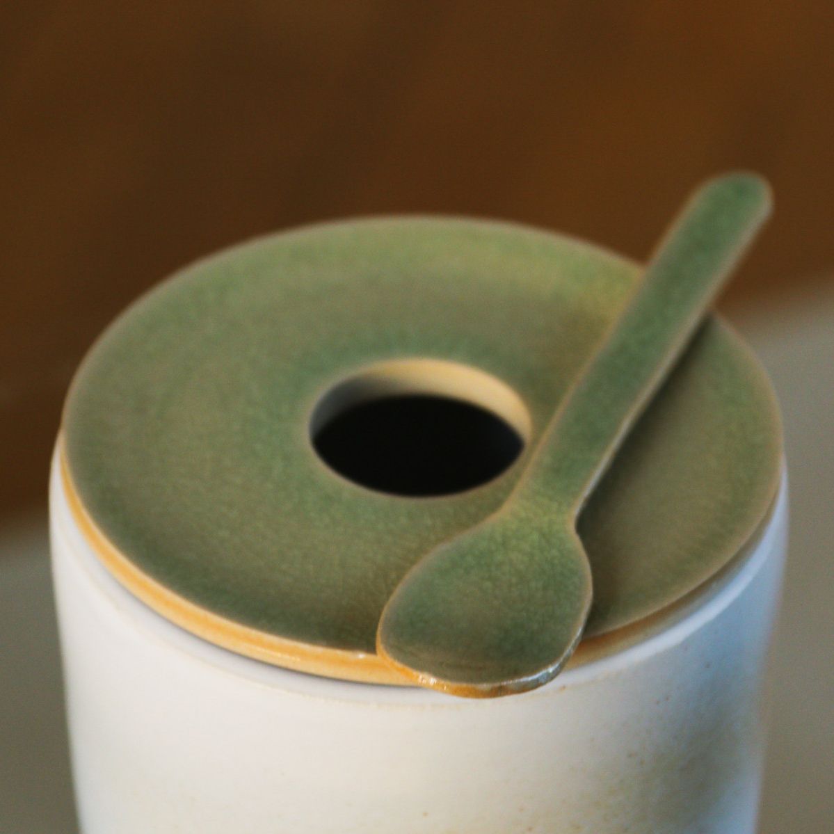 Boîte avec couvercle et cuillère