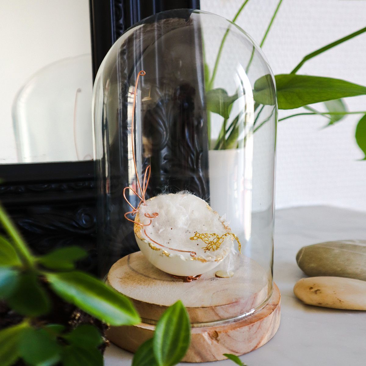 CLOCHE - Douce Eclosion - Objet décoratif - Céramique, crochet de fil d'or, laiton, bois, verre - 16