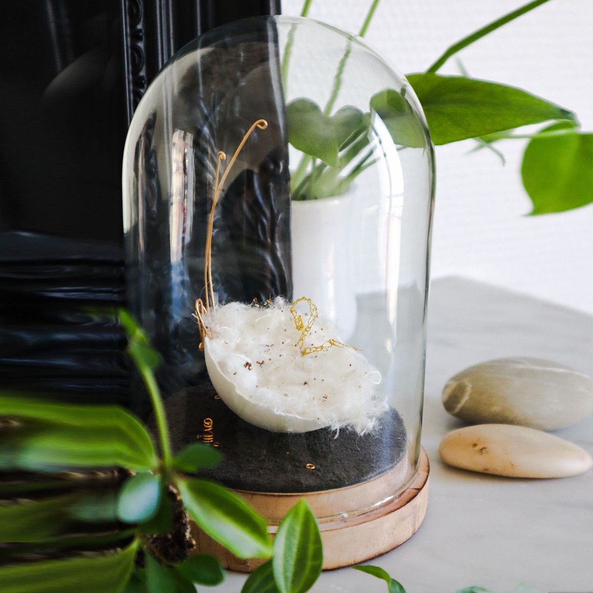 CLOCHE - Eclosion Ténébreuse - Objet décoratif - Céramique, crochet de fil d'or, laiton, bois, verre