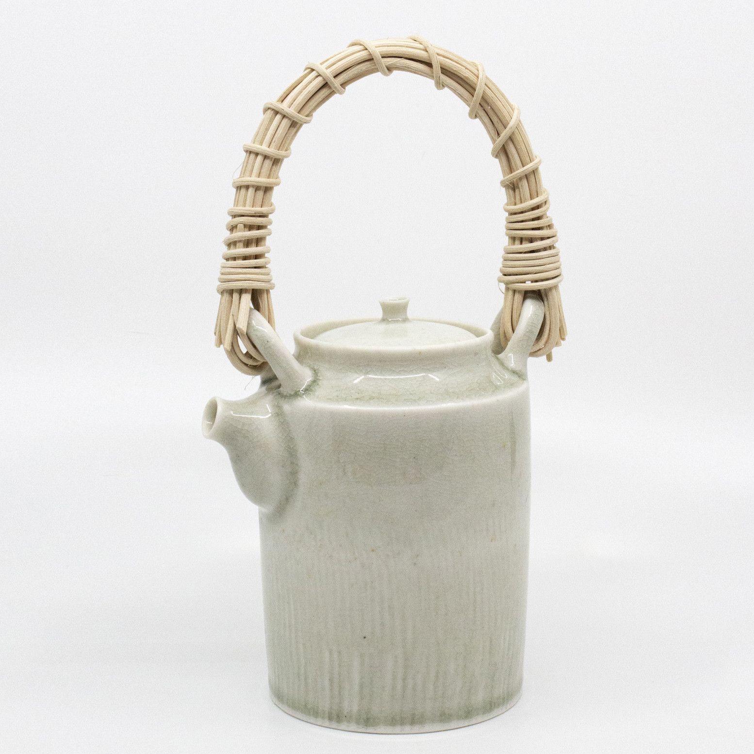 Théière en porcelaine, anse en rotin