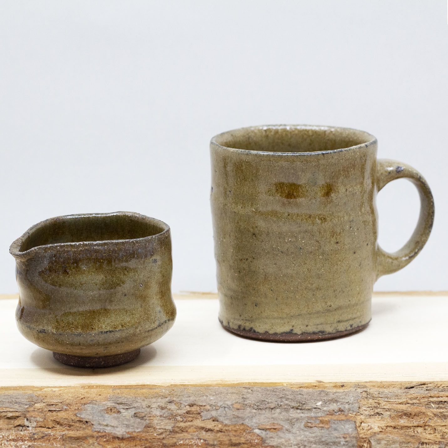 Mug et son pot à lait, émail doré