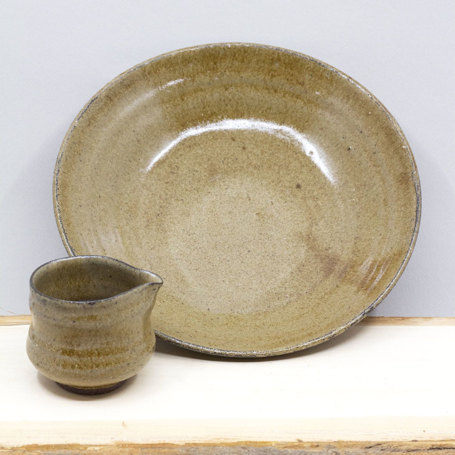 Grande assiette creuse, émail doré