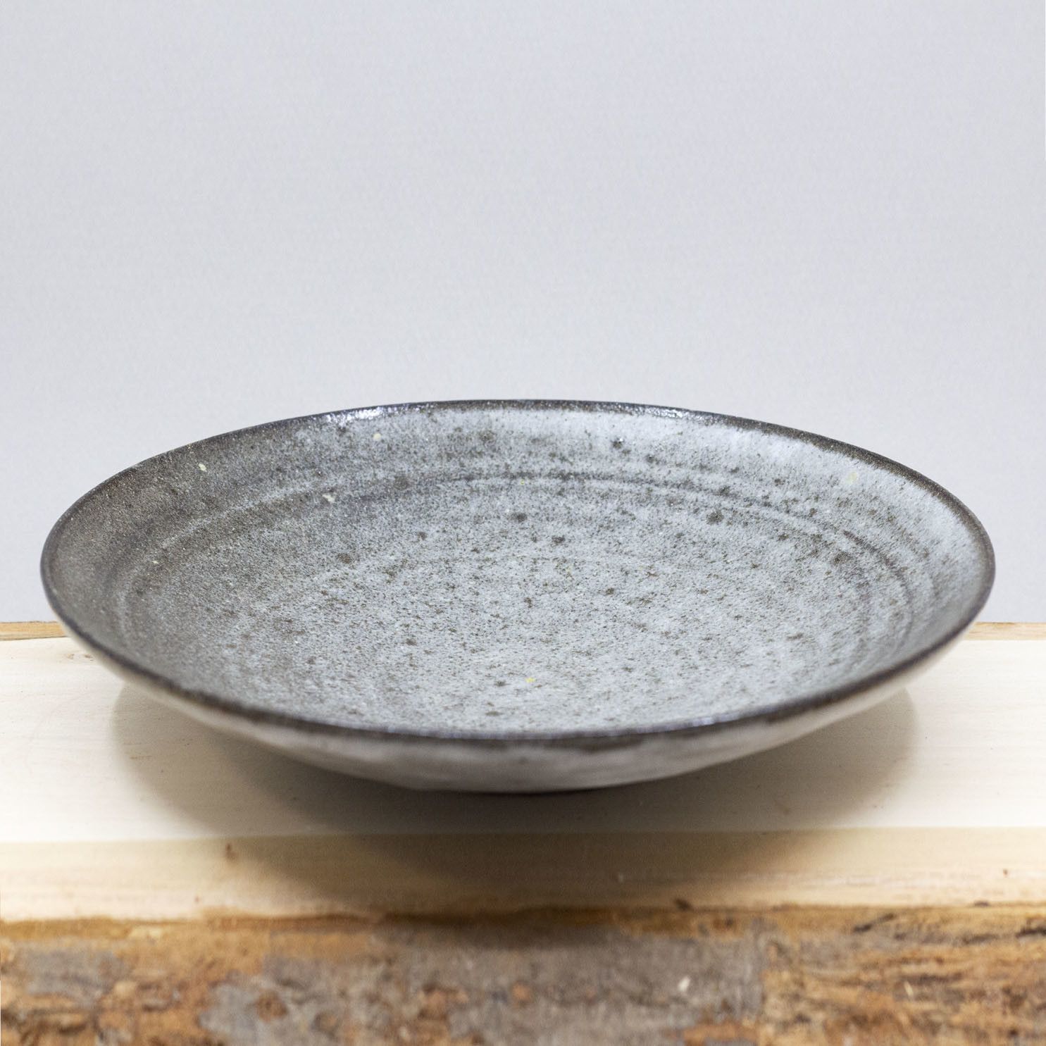 Grande assiette creuse, émail neige