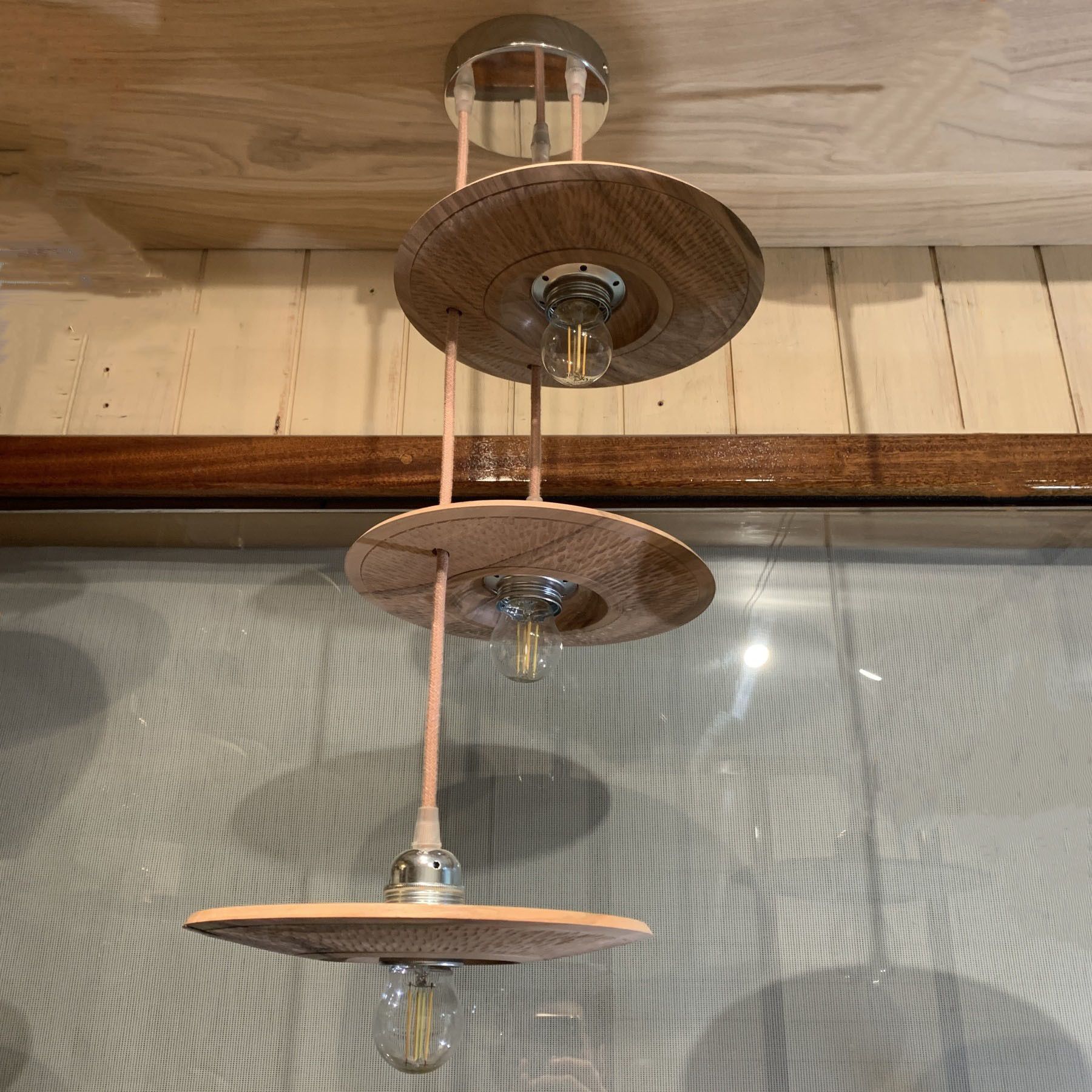 Lustre en bois de noyer à trois lampes