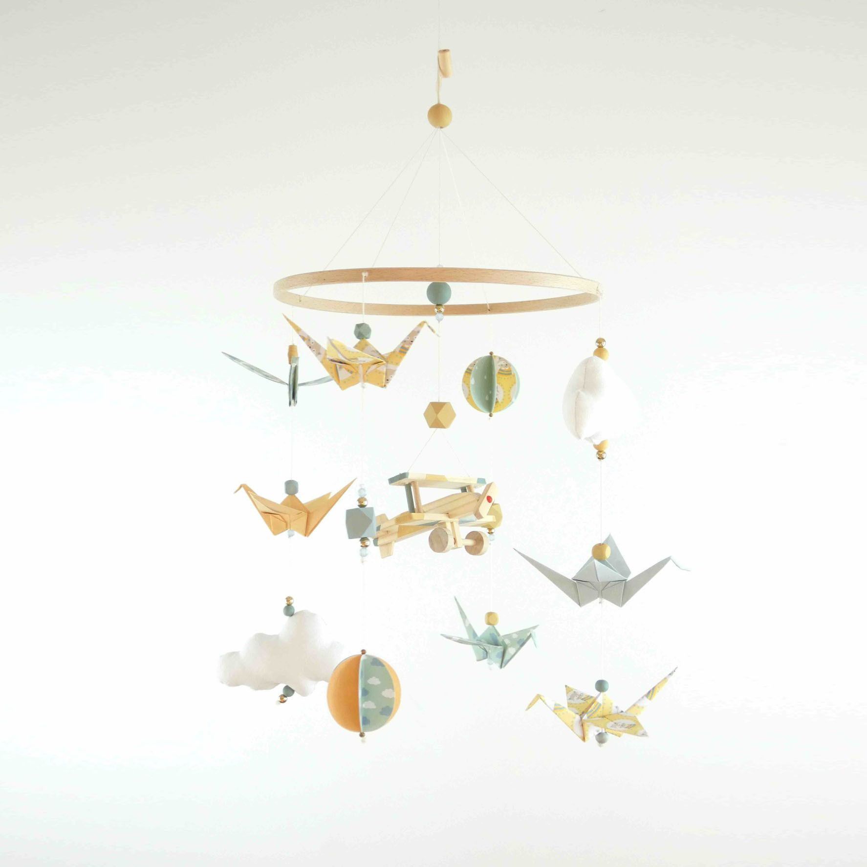 Mobile bébé bois montgolfière origamis jaune, vert pastel et bleu pastel