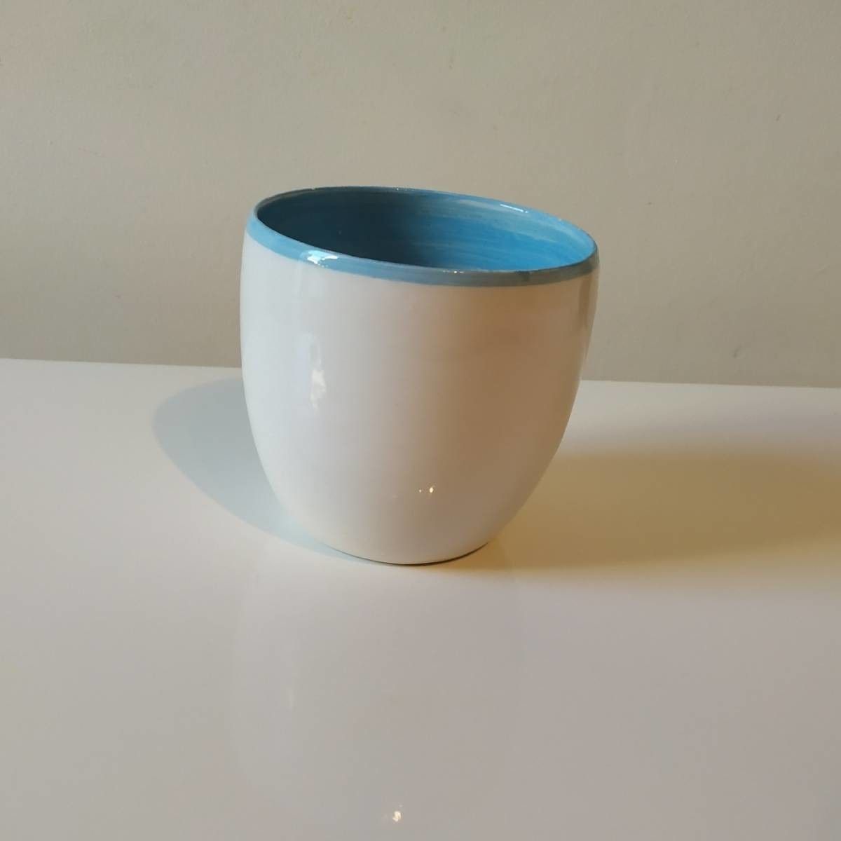 Pot rond blanc et bleu