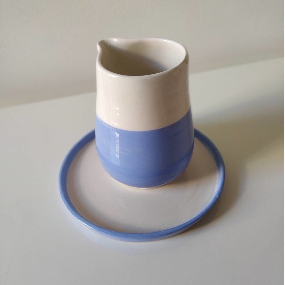 Pichet bleu et son assiette