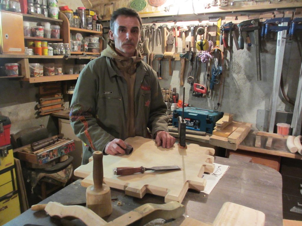 Partisan de l'Art travaille le bois dans son atelier