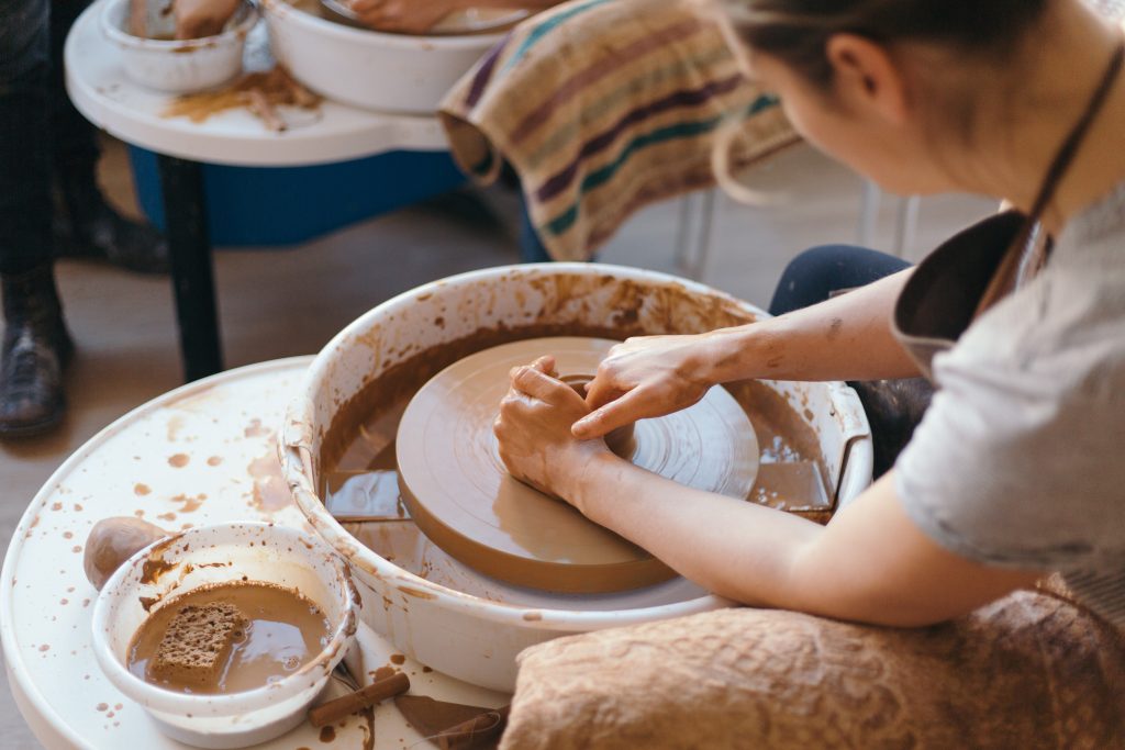 Une personne dans son atelier de céramique