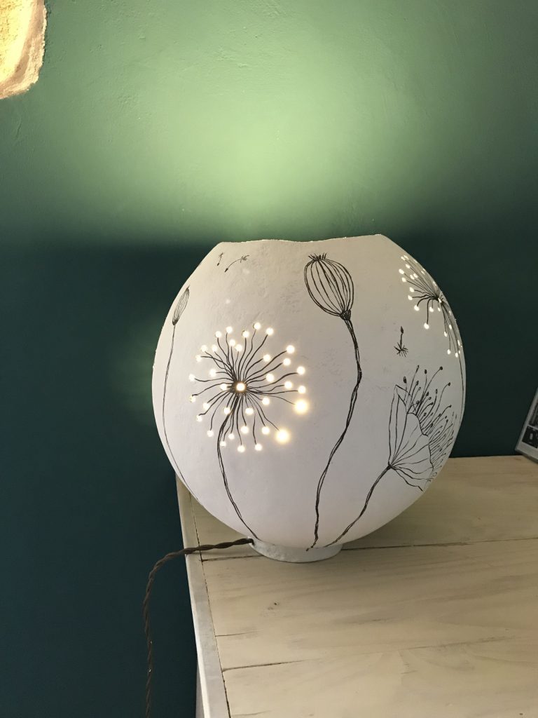 Lampe boule en papier recyclé signé Christine Colombo