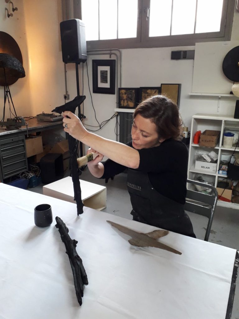 Claire Mazurel dans son atelier de designer de lumière