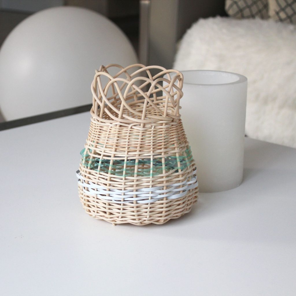 panier en rotin et bouteille plastique upcyclée